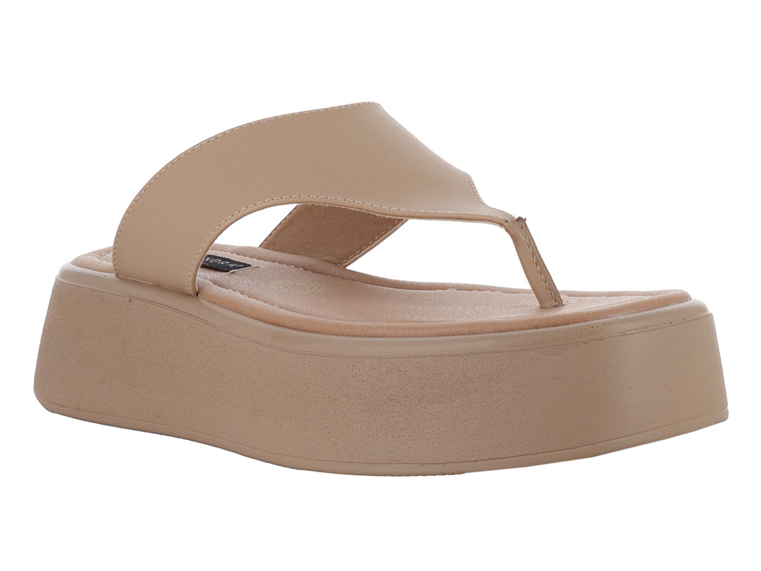 Sandalia de plataforma color beige con diseño de dedo estilo thong.