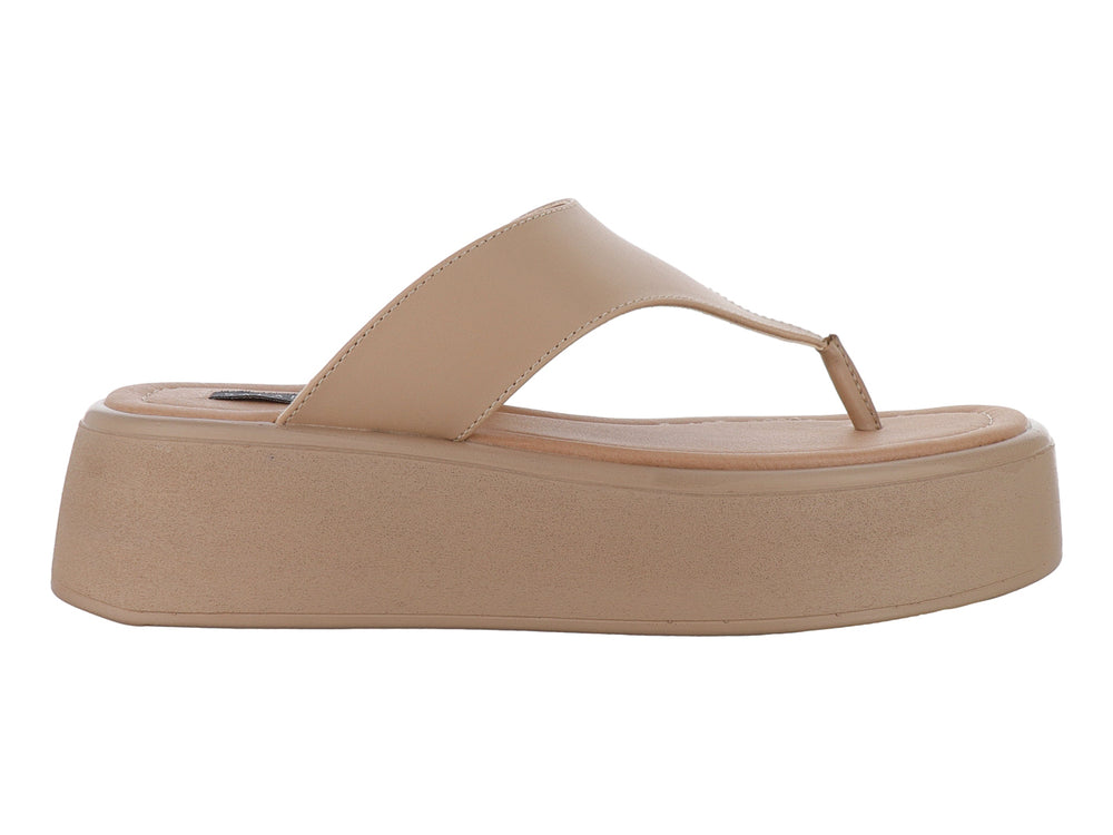 Sandalia de plataforma color beige con diseño de dedo estilo thong.