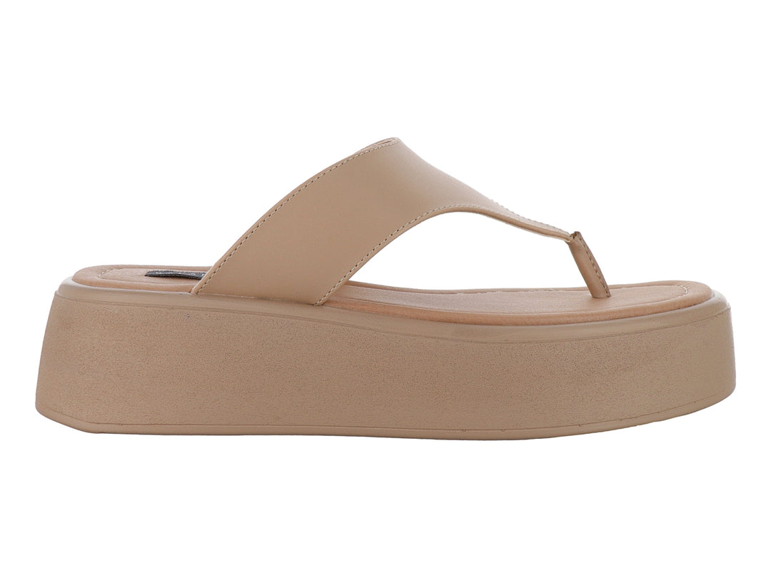 Sandalia de plataforma color beige con diseño de dedo estilo thong.