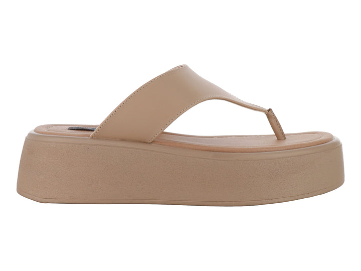 Sandalia de plataforma color beige con diseño de dedo estilo thong.