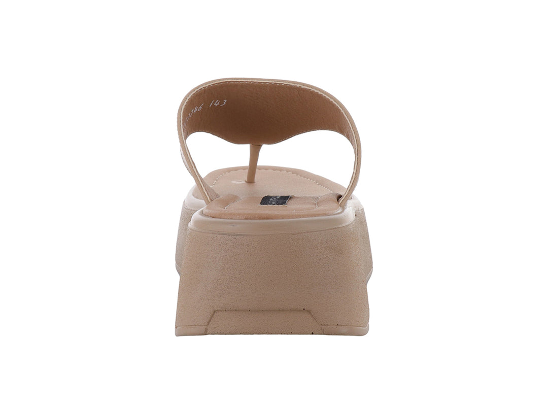 Sandalia de plataforma color beige con diseño de dedo estilo thong.