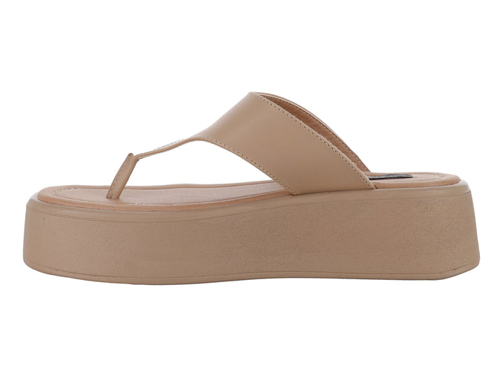 Sandalia de plataforma color beige con diseño de dedo estilo thong.