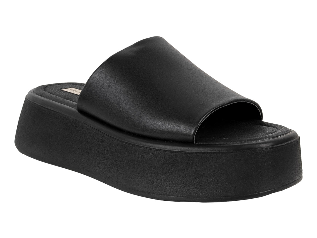 Sandalia negra de plataforma estilo slide para mujer marca Salamandra.