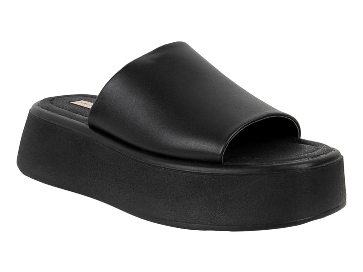 Sandalia negra de plataforma estilo slide para mujer marca Salamandra.