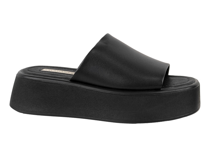 Sandalia negra de plataforma estilo slide para mujer marca Salamandra.