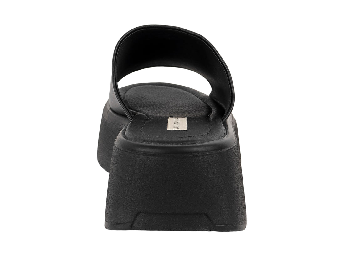 Sandalia negra de plataforma estilo slide para mujer marca Salamandra.