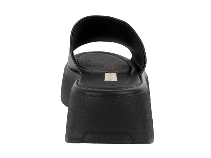 Sandalia negra de plataforma estilo slide para mujer marca Salamandra.