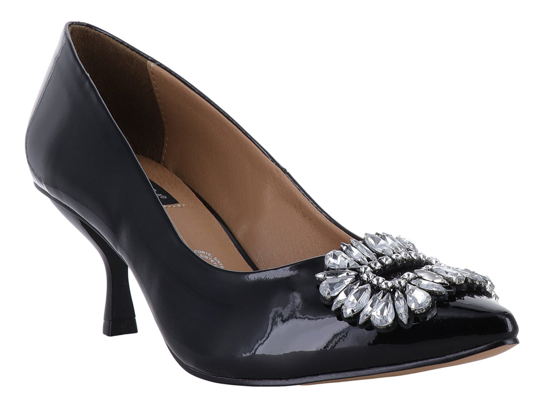 Zapato de tacón negro en charol brillante con un broche decorativo de cristales plateados en la punta.