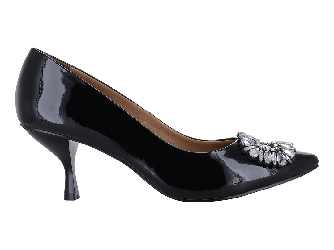 Zapato de tacón negro en charol brillante con un broche decorativo de cristales plateados en la punta.
