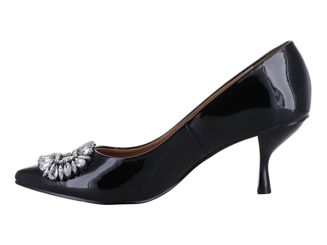 Zapato de tacón negro en charol brillante con un broche decorativo de cristales plateados en la punta.