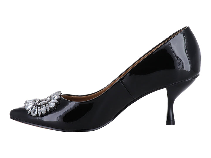 Zapato de tacón negro en charol brillante con un broche decorativo de cristales plateados en la punta.