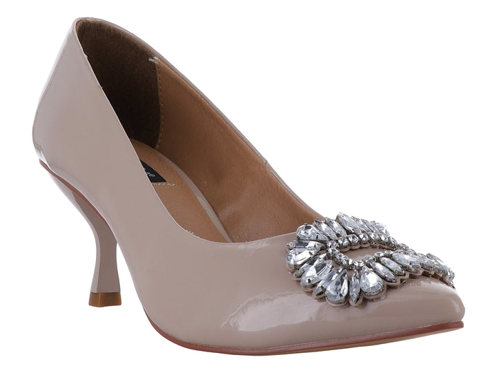 Zapato de tacón color beige charol con detalle de pedrería plateada en la punta para mujer.
