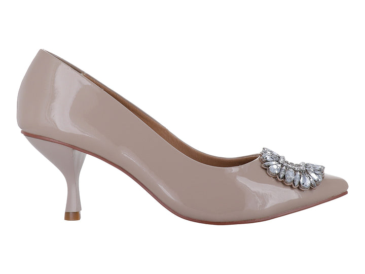Zapato de tacón color beige charol con detalle de pedrería plateada en la punta para mujer.