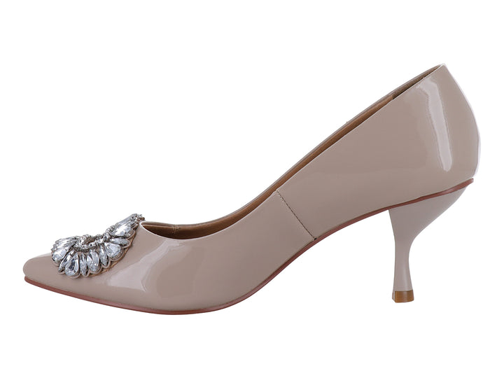 Zapato de tacón color beige charol con detalle de pedrería plateada en la punta para mujer.