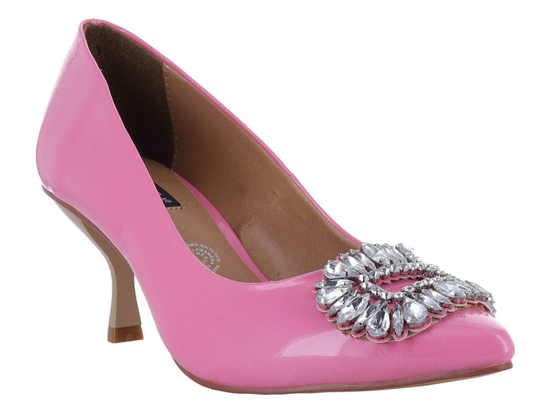 Zapato de tacón rosa brillante con adorno de cristales en la punta.