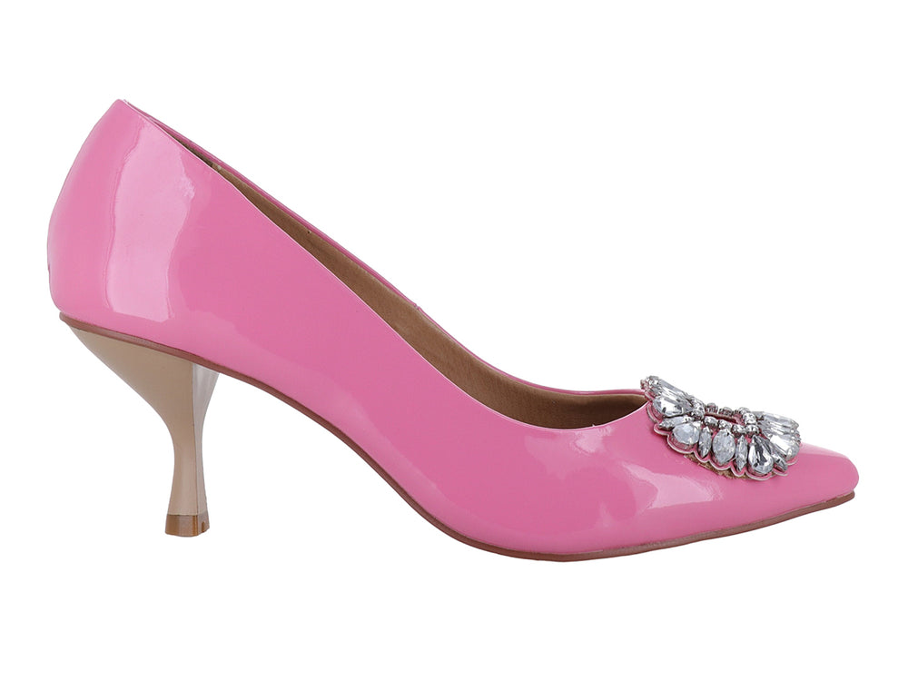 Zapato de tacón rosa brillante con adorno de cristales en la punta.