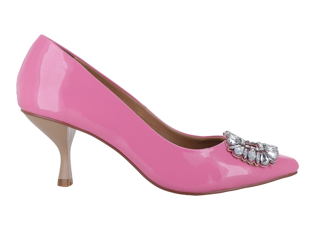 Zapato de tacón rosa brillante con adorno de cristales en la punta.
