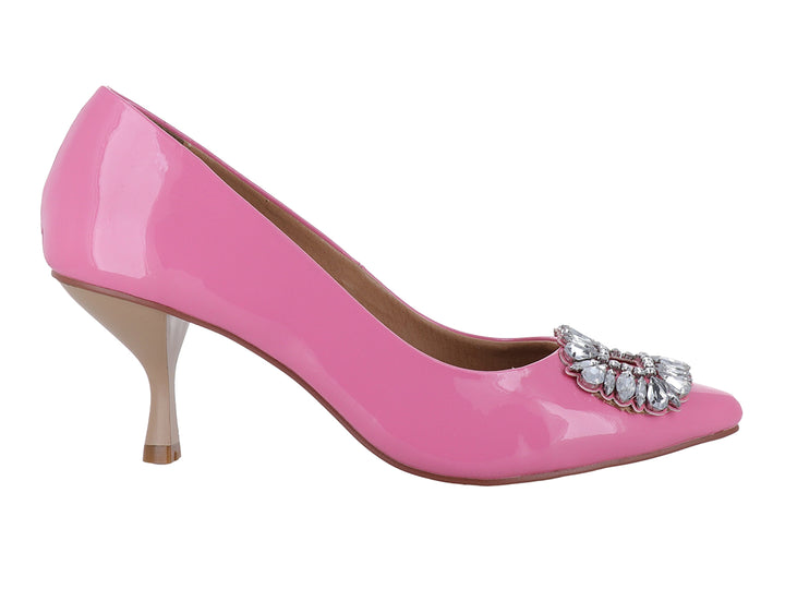 Zapato de tacón rosa brillante con adorno de cristales en la punta.