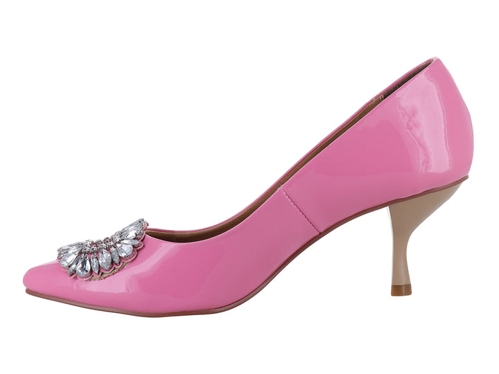 Zapato de tacón rosa brillante con adorno de cristales en la punta.