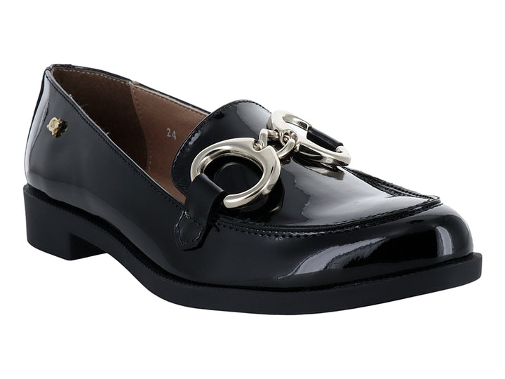 Zapato mocasín negro de charol con detalle metálico plateado para mujer.