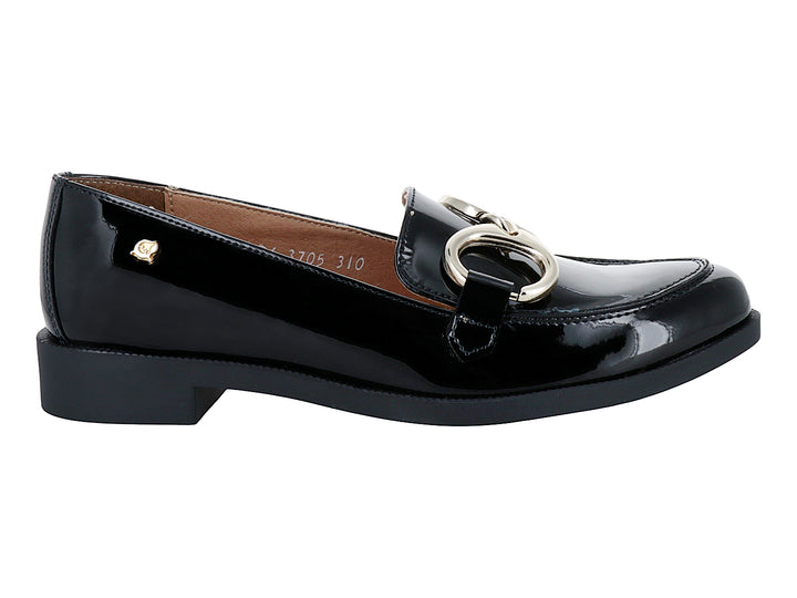 Zapato mocasín negro de charol con detalle metálico plateado para mujer.