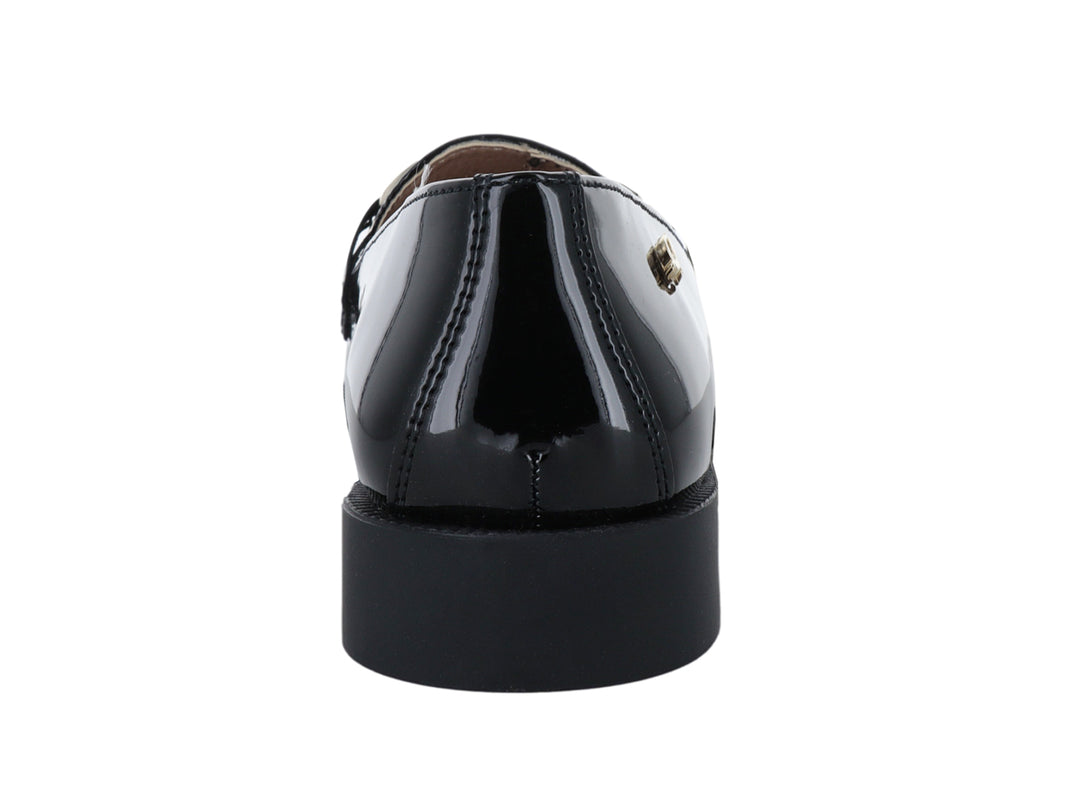 Zapato mocasín negro de charol con detalle metálico plateado para mujer.