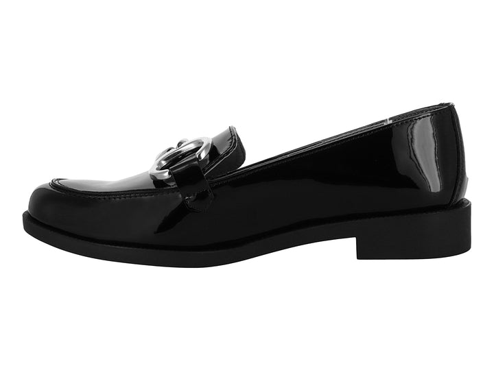 Zapato mocasín negro de charol con detalle metálico plateado para mujer.