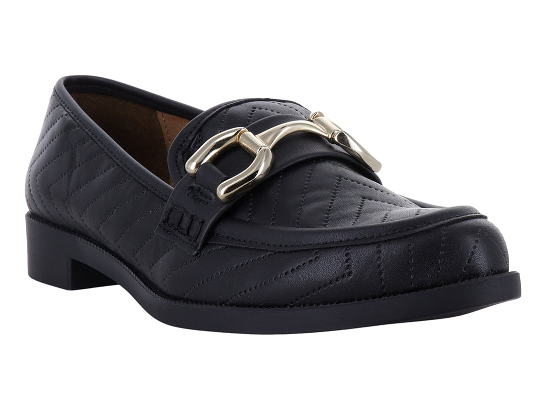 Mocasín negro de cuero con textura acolchada en zigzag y hebilla metálica dorada.