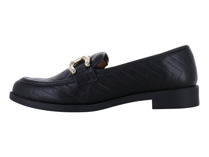 Mocasín negro de cuero con textura acolchada en zigzag y hebilla metálica dorada.