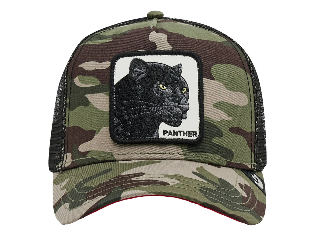 Gorra Goorin Bros con estampado de camuflaje verde y un parche frontal con la imagen de una pantera negra.