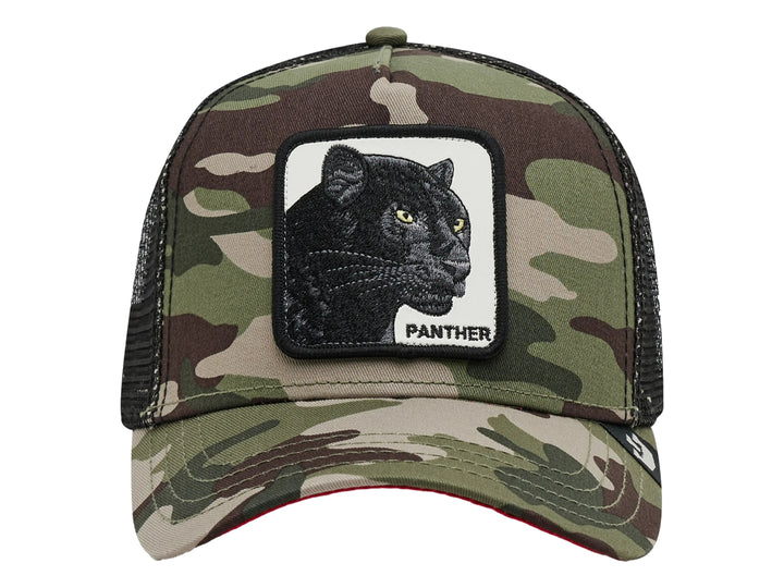 Gorra Goorin Bros con estampado de camuflaje verde y un parche frontal con la imagen de una pantera negra.
