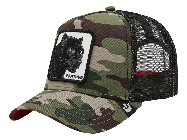 Gorra Goorin Bros con estampado de camuflaje verde y un parche frontal con la imagen de una pantera negra.