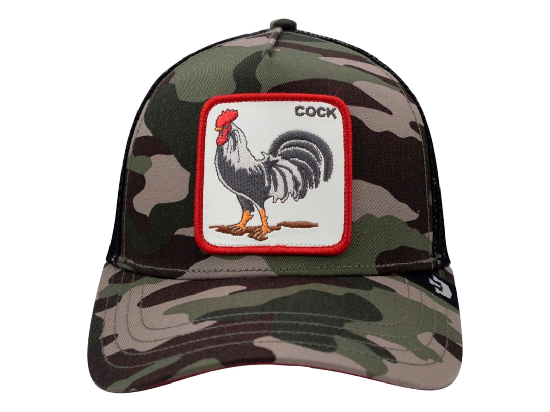 Gorra Goorin Bros con estampado de camuflaje y un parche frontal bordado de un gallo sobre fondo blanco.
