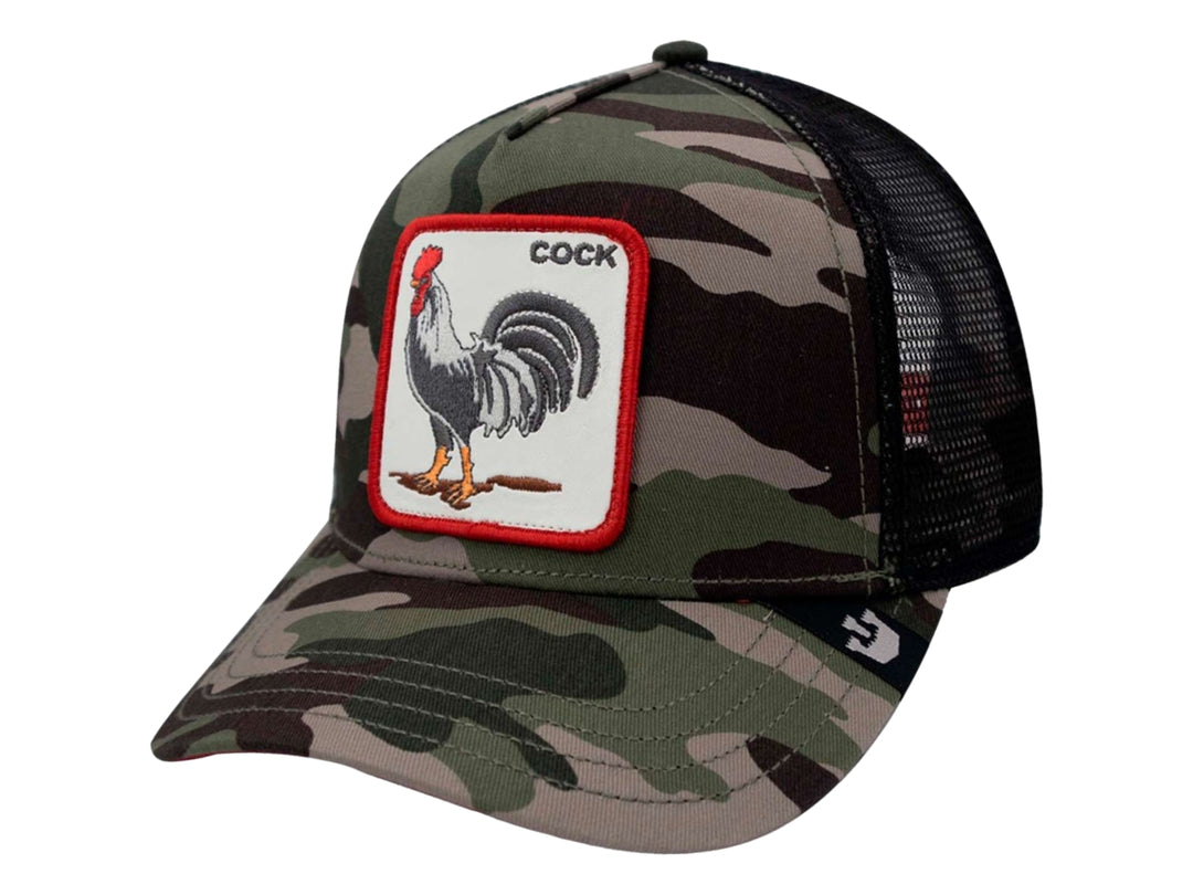 Gorra Goorin Bros con estampado de camuflaje y un parche frontal bordado de un gallo sobre fondo blanco.