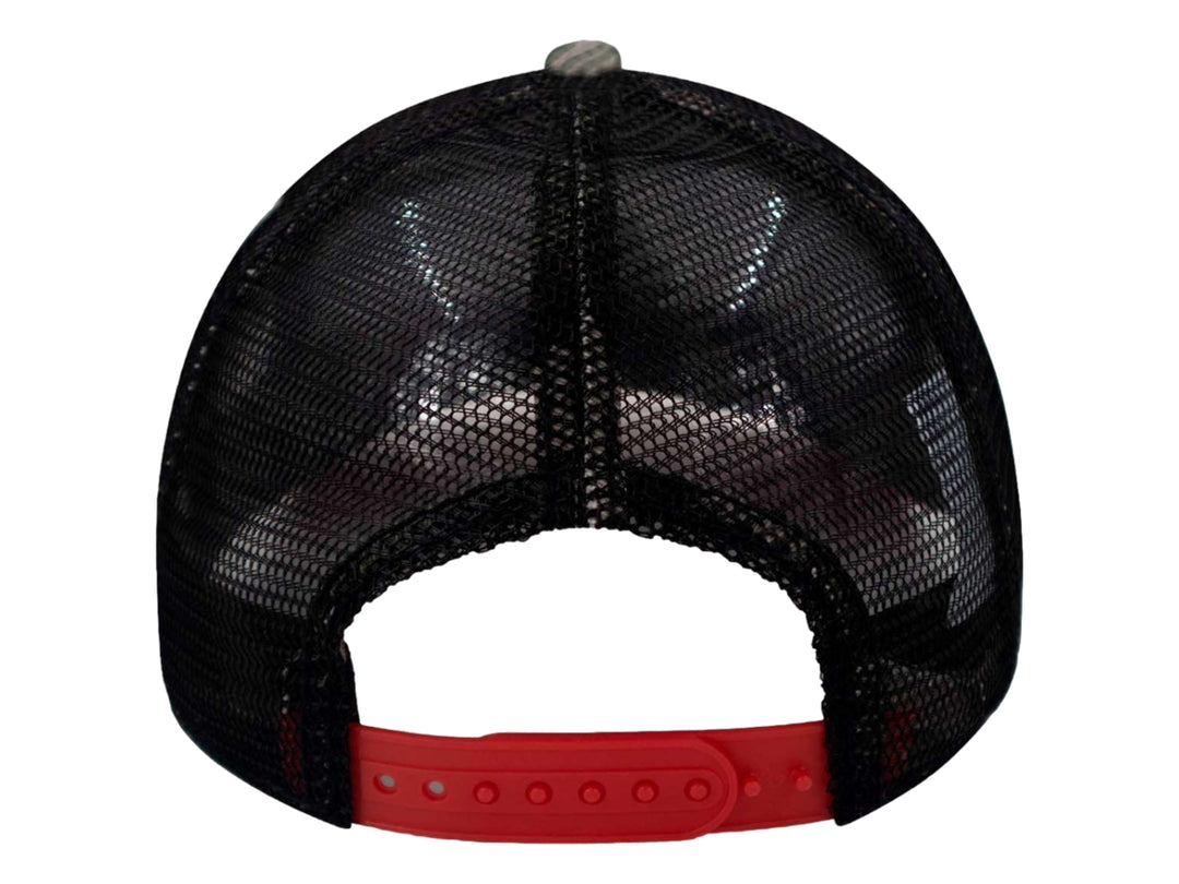 Gorra Goorin Bros con estampado de camuflaje y un parche frontal bordado de un gallo sobre fondo blanco.