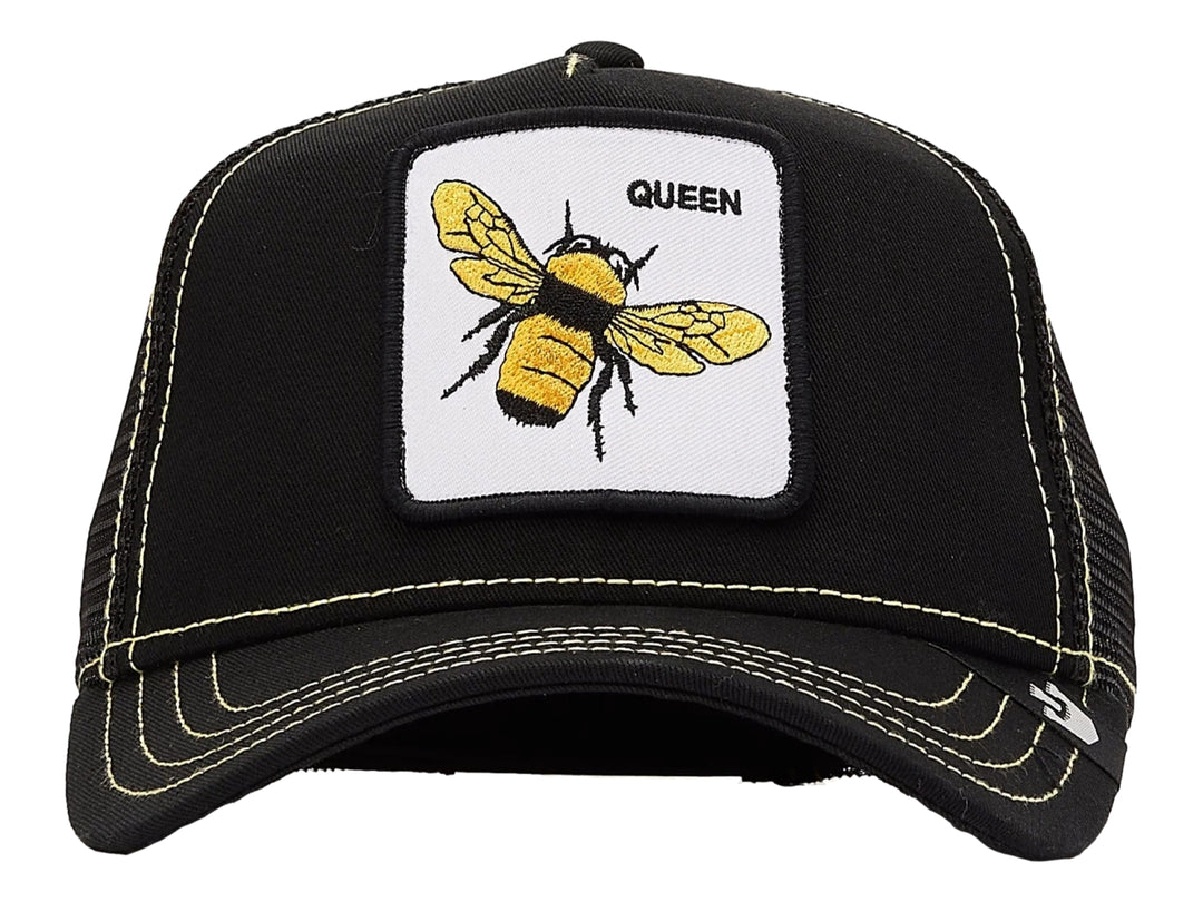 Gorra negra Goorin Bros con parche blanco frontal que muestra una abeja amarilla y la palabra QUEEN.