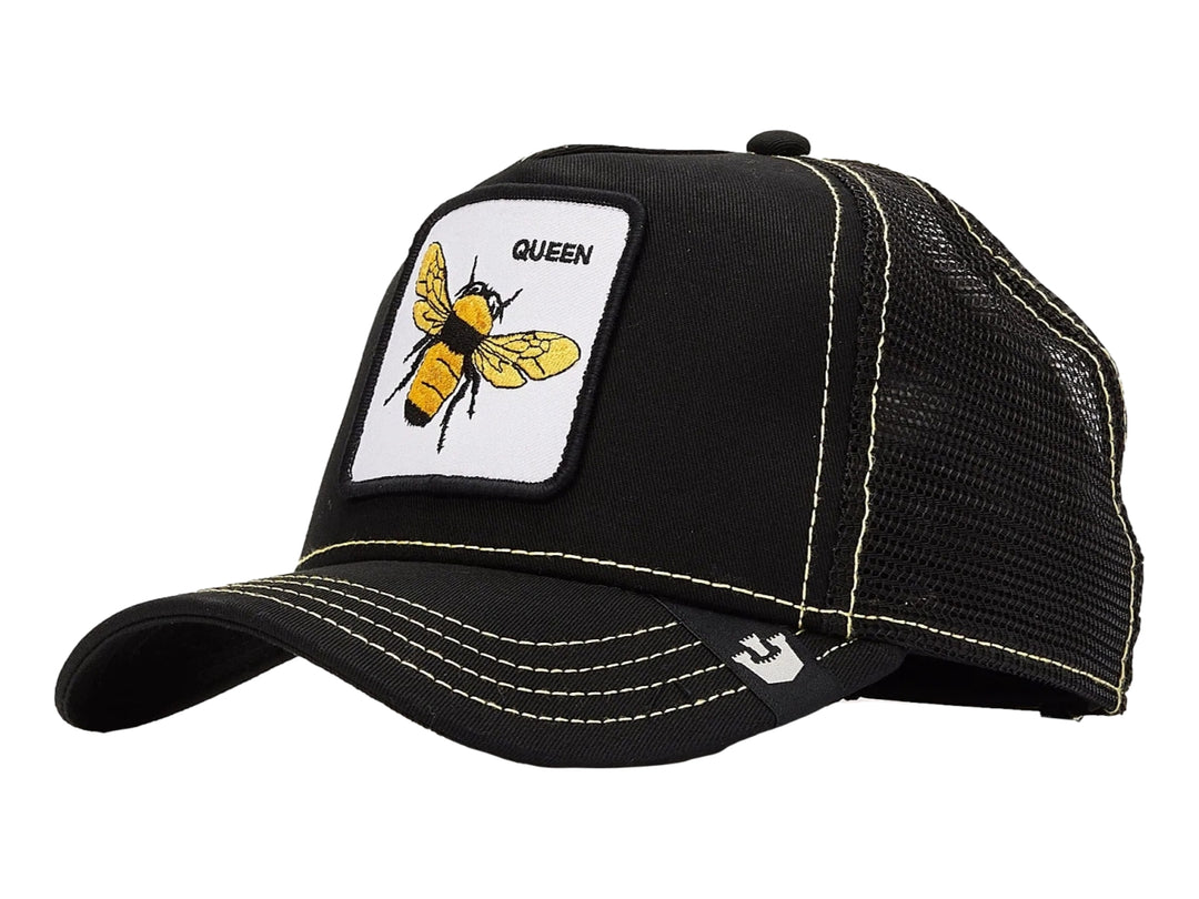 Gorra negra Goorin Bros con parche blanco frontal que muestra una abeja amarilla y la palabra QUEEN.