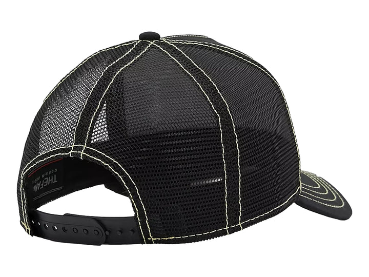 Gorra negra Goorin Bros con parche blanco frontal que muestra una abeja amarilla y la palabra QUEEN.