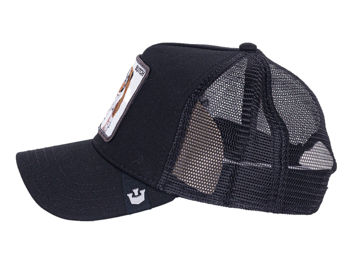 Gorra negra Goorin Bros con visera curva y parche frontal bordado de un perro bulldog blanco y café llamado Butch.