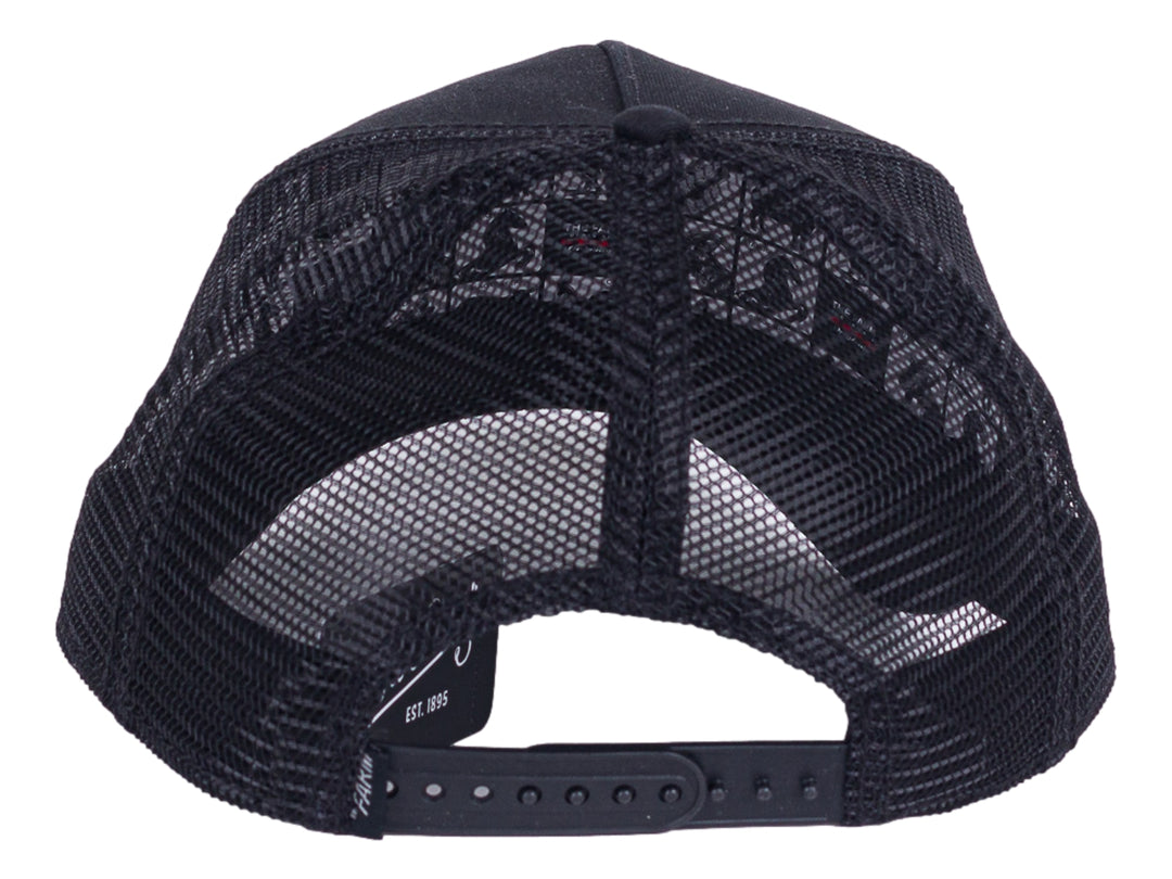 Gorra negra Goorin Bros con visera curva y parche frontal bordado de un perro bulldog blanco y café llamado Butch.