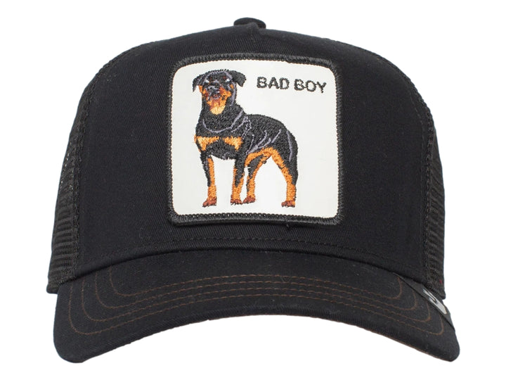 Gorra negra con parche frontal de un perro Rottweiler y el texto BAD BOY.