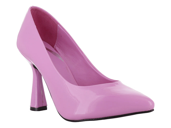 Zapato de tacón alto color rosa brillante con suela negra.