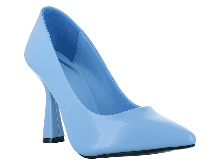 Zapato de tacón grueso color azul cielo con acabado brillante y punta fina.