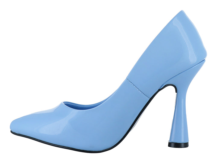 Zapato de tacón grueso color azul cielo con acabado brillante y punta fina.