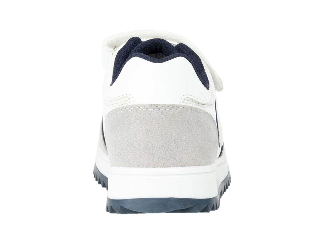 Tenis blancos para niño marca Penguin con detalles en gris y azul marino, cierre de velcro y agujetas.