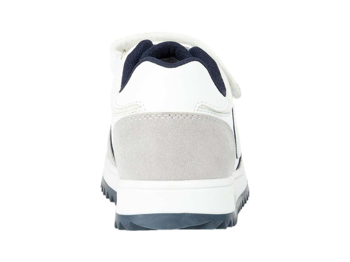 Tenis blancos para niño marca Penguin con detalles en gris y azul marino, cierre de velcro y agujetas.