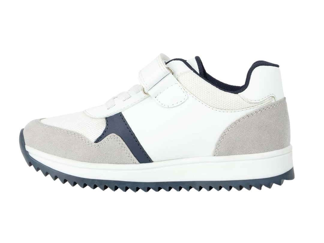Tenis blancos para niño marca Penguin con detalles en gris y azul marino, cierre de velcro y agujetas.