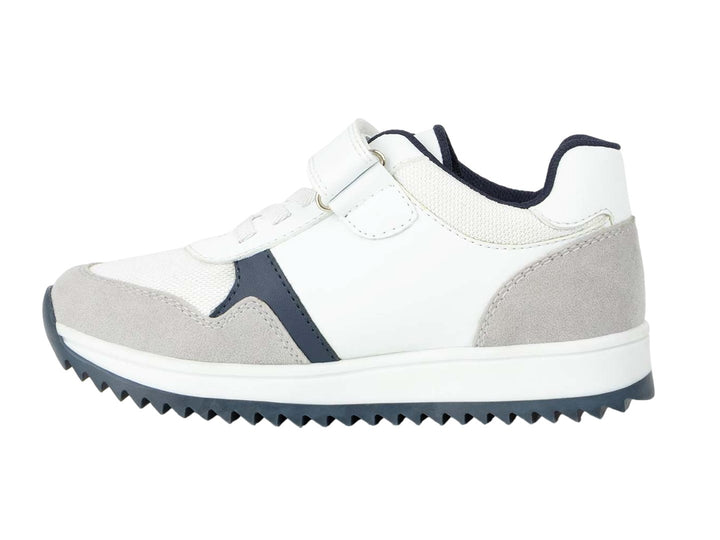Tenis blancos para niño marca Penguin con detalles en gris y azul marino, cierre de velcro y agujetas.