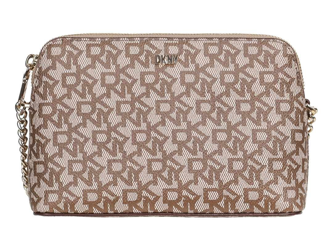 Bolso rectangular DKNY con estampado de logo en tonos beige y caramelo y correa de cadena dorada.