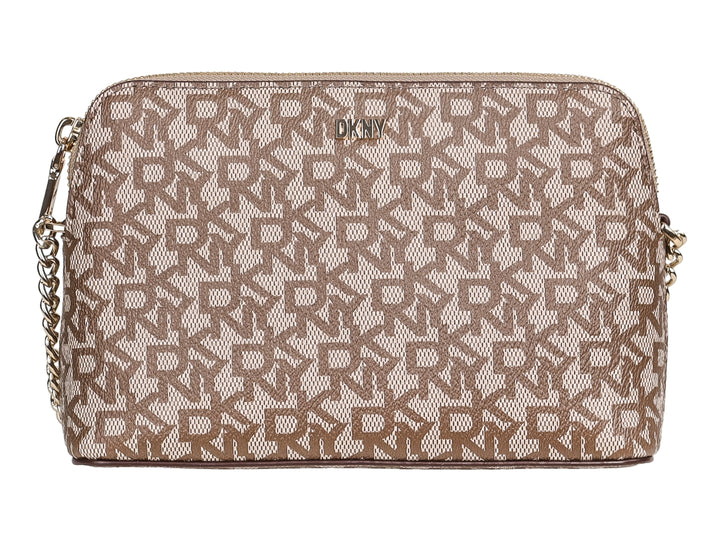Bolso rectangular DKNY con estampado de logo en tonos beige y caramelo y correa de cadena dorada.